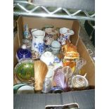A BOX CONTAINING A SELECTION OF USEFUL DOMESTIC AND COLLECTABLE DOMESTIC POTTERY, PORCELAIN AND