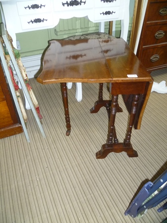 A 20TH CENTURY SMALL SIZED MAHOGANY SUTHERLAND TABLE