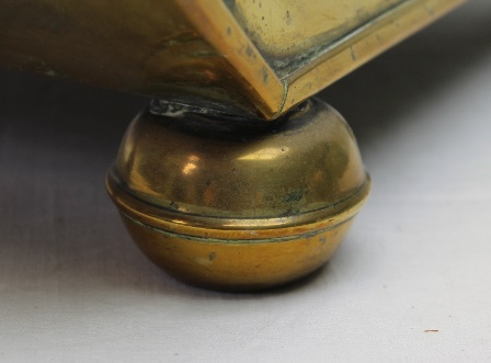 AN EDWARDIAN BRASS COAL PURDONIUM, the embossed hinged front panel reveals an interior liner, with - Image 5 of 6