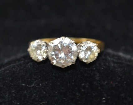 A THREE STONE DIAMOND RING, central stone brilliant cut approx. 1.4 carats, flanked by two