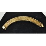 AN 18ct GOLD GATE LINK BRACELET, (unmarked) acid tests at 18ct, 21cm