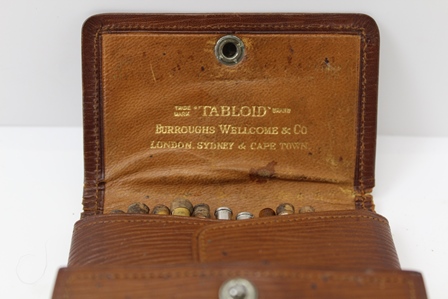 A FIRST QUARTER 20TH CENTURY BURROUGHS WELLCOME & CO "TABLOID" BRANDED FIRST AID FIELD SYRINGE KIT - Image 2 of 6