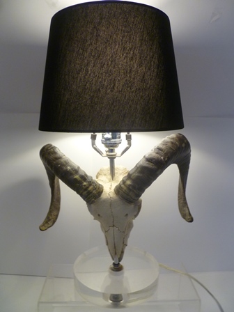 JAMIE YOUNG COMPANY (California) A RAM'S SKULL DESIGN TABLE LAMP on circular perspex base, with