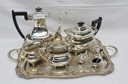 A MODERN HALLMARKED SILVER THREE PIECE TABLE CRUET with blue glass liners and spoons, together