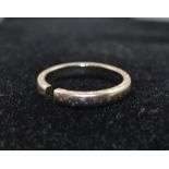 A PLATINUM WEDDING BAND, chased decoration (cut)