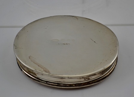 A LATE 20TH CENTURY HALLMARKED IMPORT SILVER PILL BOX with initialled enamelled cover, depicting two - Image 2 of 3
