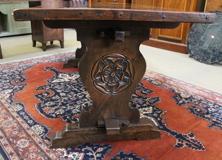 A 20TH CENTURY OAK REFECTORY TABLE OF JACOBEAN DESIGN - Image 2 of 5