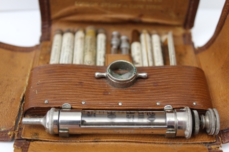 A FIRST QUARTER 20TH CENTURY BURROUGHS WELLCOME & CO "TABLOID" BRANDED FIRST AID FIELD SYRINGE KIT - Image 3 of 6