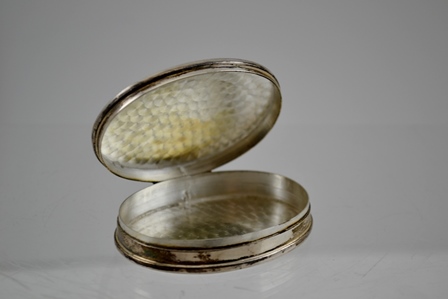 A LATE 20TH CENTURY HALLMARKED IMPORT SILVER PILL BOX with initialled enamelled cover, depicting two - Image 3 of 3