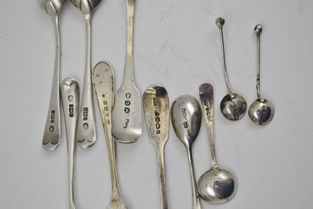 A COLLECTION OF MISCELLANEOUS HALLMARKED SILVER COFFEE AND CONDIMENT SPOONS combined weight 101g - Image 2 of 2