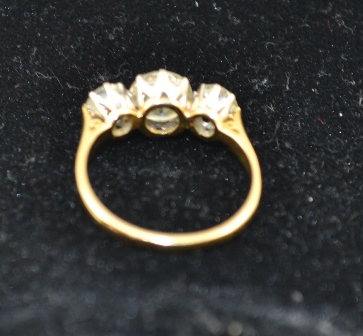 A THREE STONE DIAMOND RING, central stone brilliant cut approx. 1.4 carats, flanked by two - Image 2 of 3