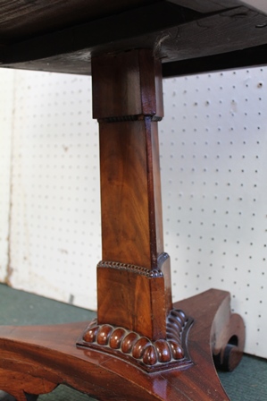 A 19TH CENTURY MAHOGANY DROP FLAP WORK/SEWING TABLE, having two real and two faux drawers, - Image 4 of 4