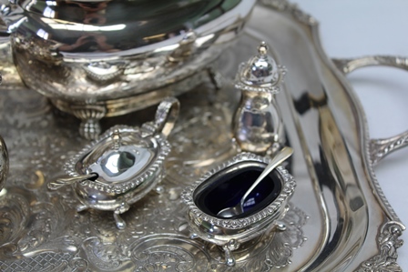 A MODERN HALLMARKED SILVER THREE PIECE TABLE CRUET with blue glass liners and spoons, together - Image 3 of 6