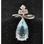 AN AQUAMARINE AND DIAMOND RHODIUM FINISHED WHITE GOLD COLOURED METAL DRESS RING with triple