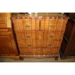 A REPRODUCTION ANTIQUE ITALIAN DESIGN CHEST OF FIVE DRAWERS having two inline and three full width