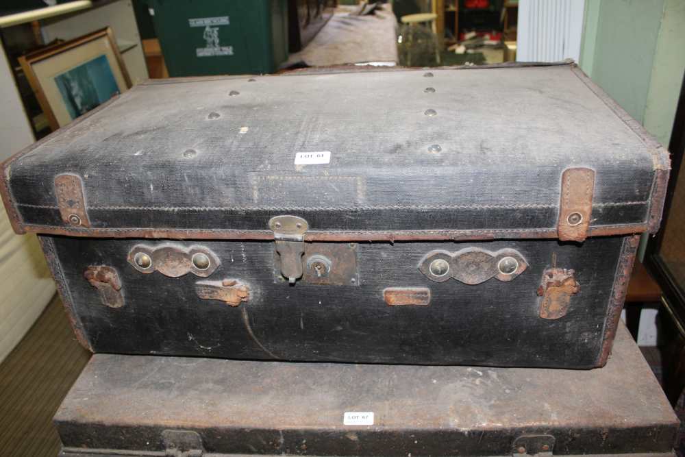 A VINTAGE TRAVELLING TRUNK