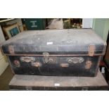 A VINTAGE TRAVELLING TRUNK