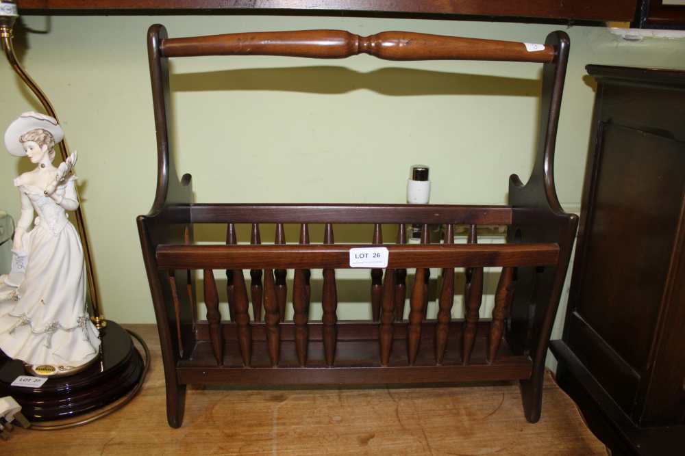 A MODERN MAHOGANY COLOURED MAGAZINE RACK