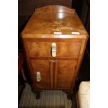 AN ART DECO DESIGN WALNUT FINISHED BEDSIDE UNIT with quarter veneered top, over single drawer and