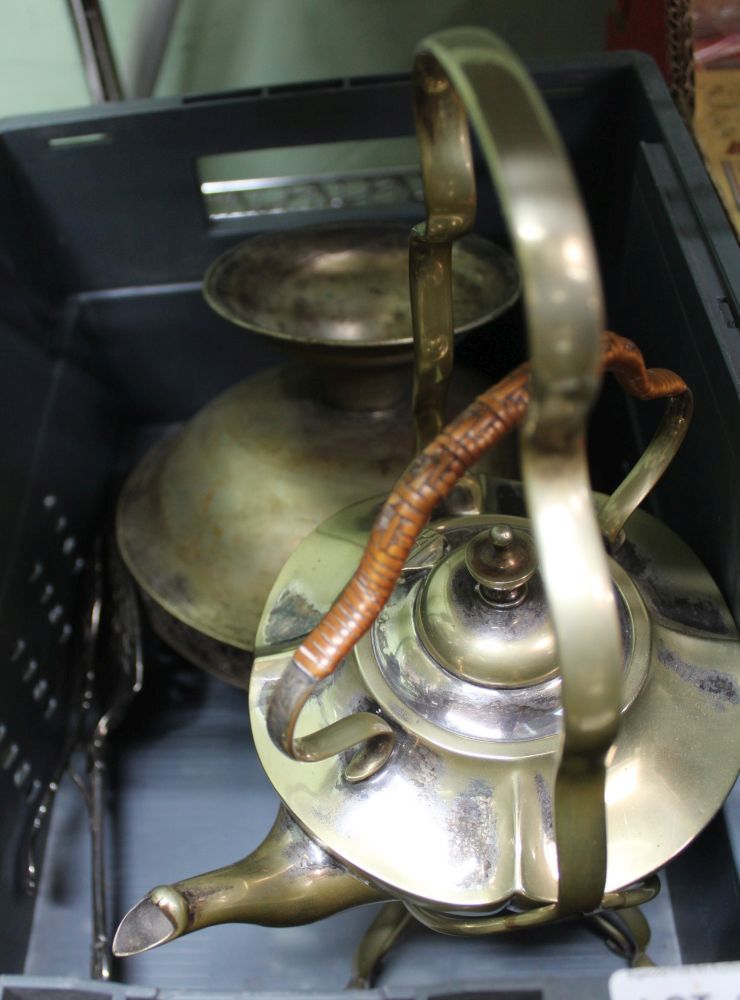 A SMALL CRATE OF DOMESTIC METALWARES to include; pierced plated sprung servers, tea kettle on stand,