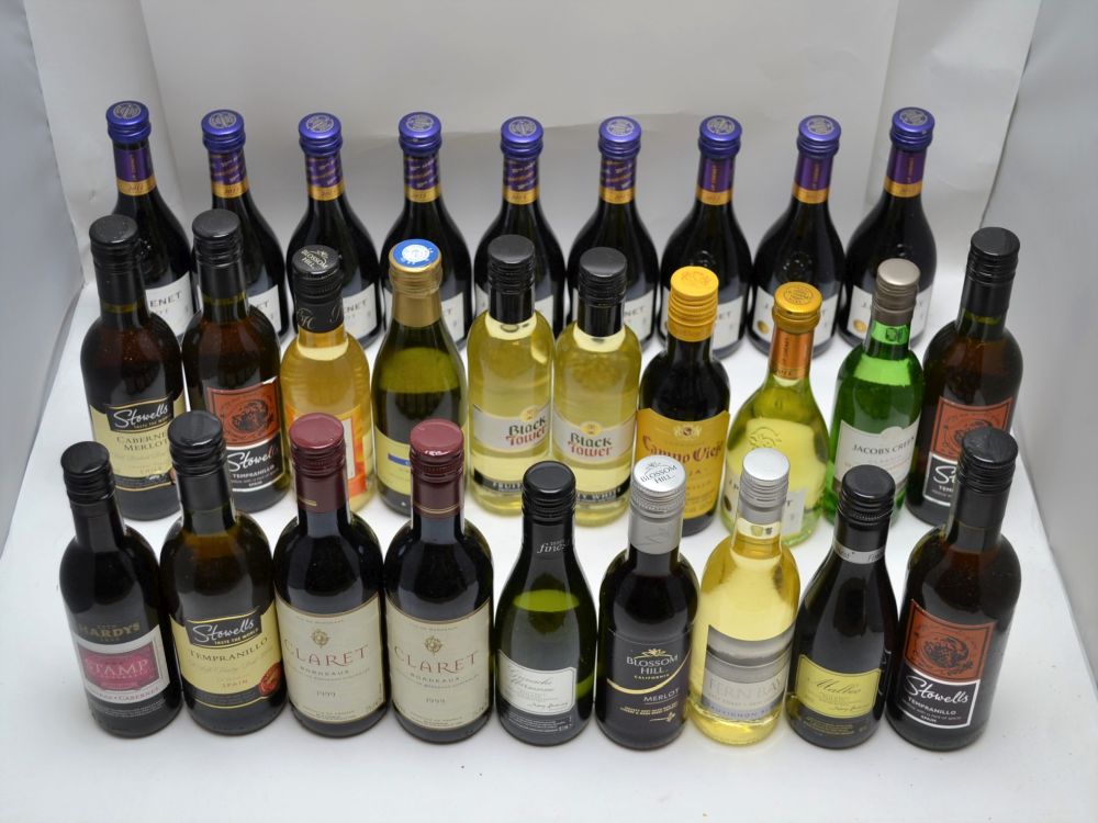 TWENTY-EIGHT ASSORTED WINES of 25cl/18.75cl capacity to include; 2013 J.P. Chenet Merlot x 8, 1999