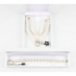 A Thomas Sabo part suite of pearl and flower design jewellery, comprising a bracelet and necklet,