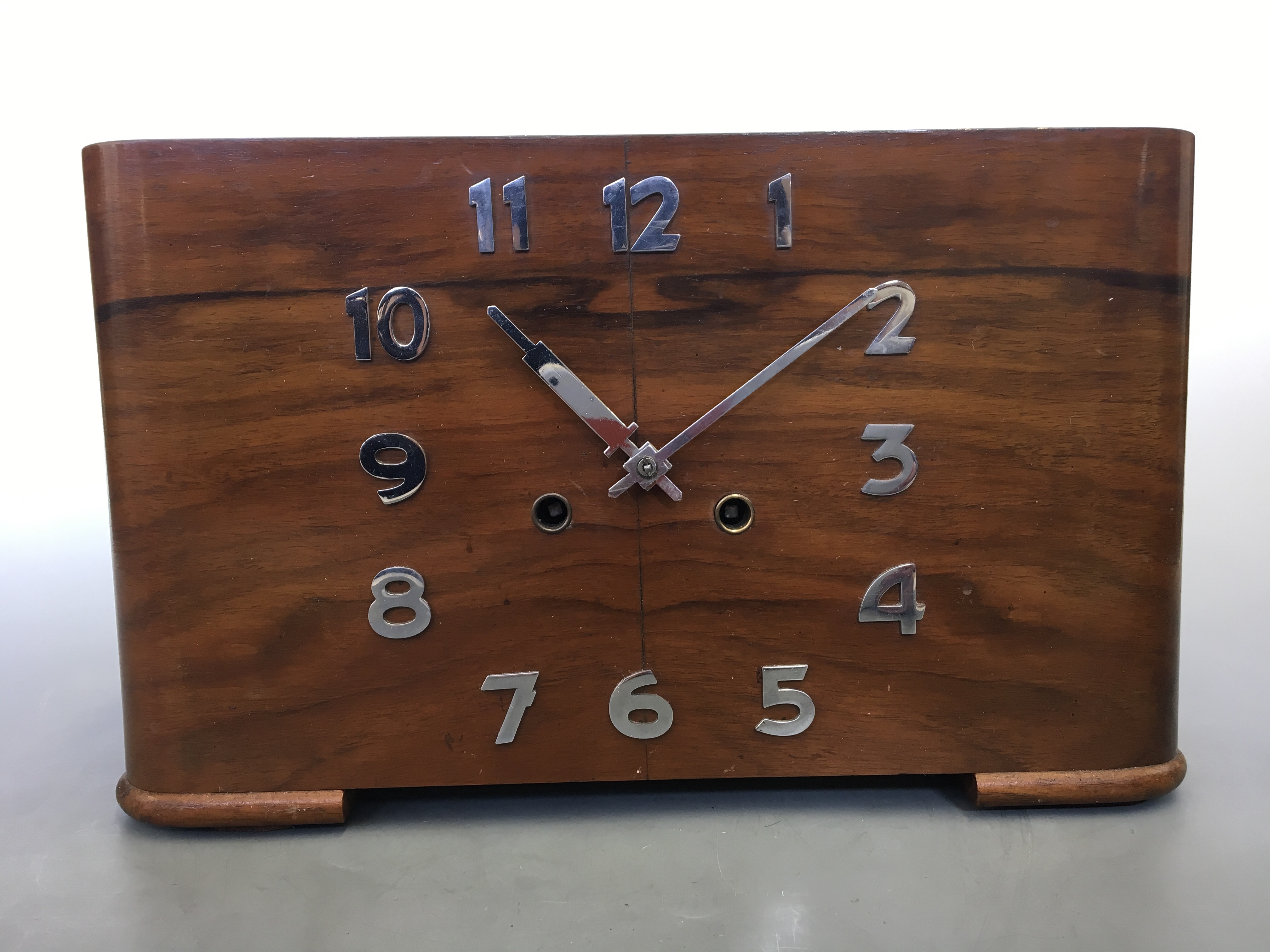 An Art Deco walnut striking mantel clock with chrome hands and numbers, 21.5cm x 35.5cm x 12.5cm.
