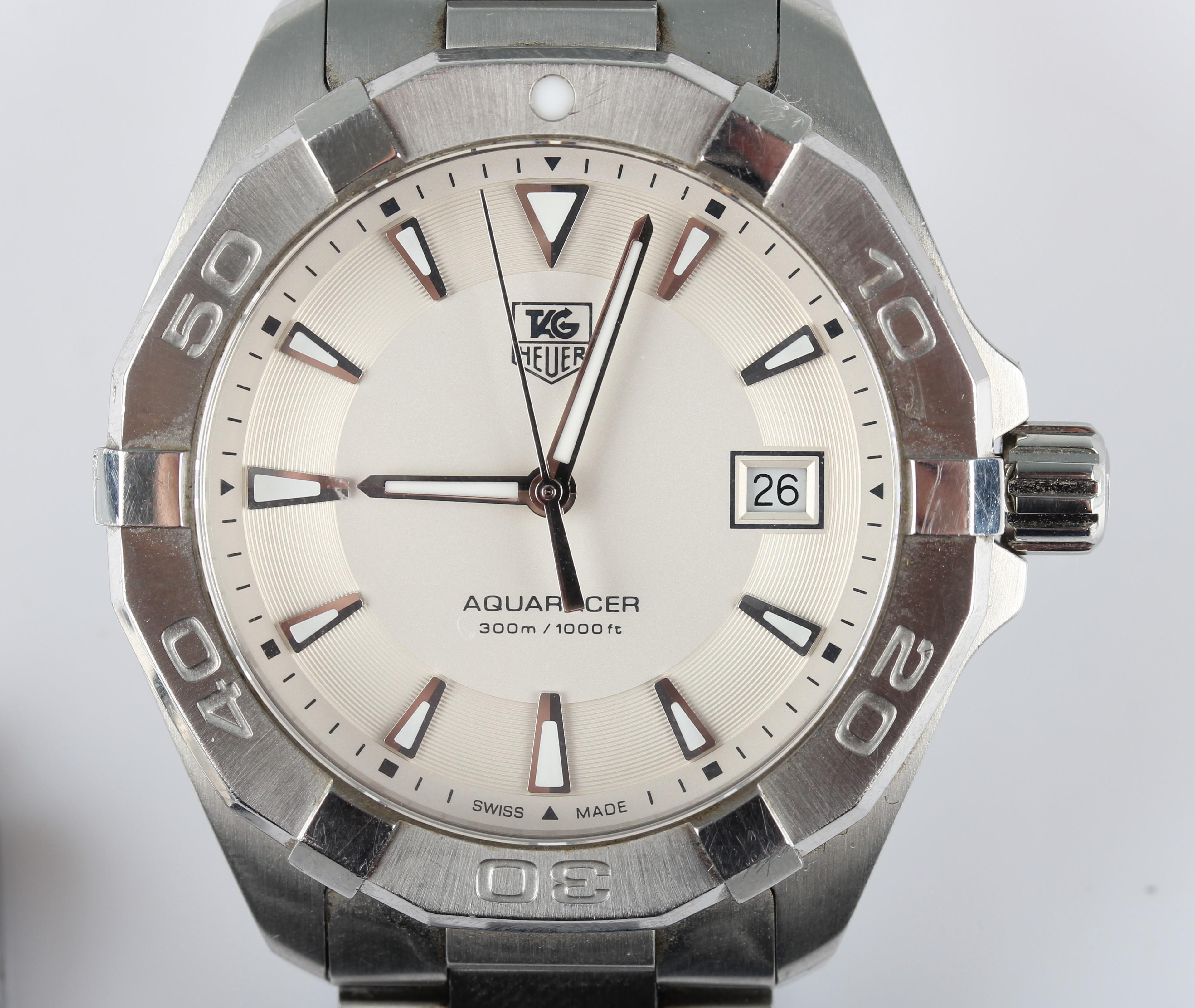 A gents stainless steel Tag Heuer Aquaracer wrist watch, the white dial having hourly arrow