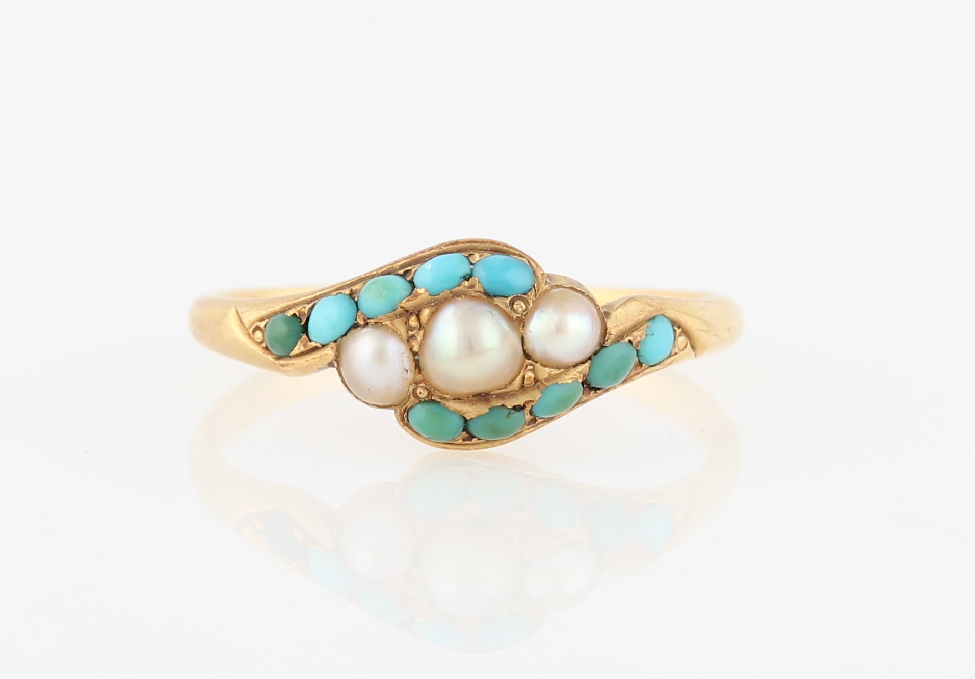 A turquoise and pearl ring, set with three graduated pearls flanked to either side with a row of