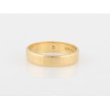 A hallmarked 18ct yellow gold engraved wedding band, ring size O ½.