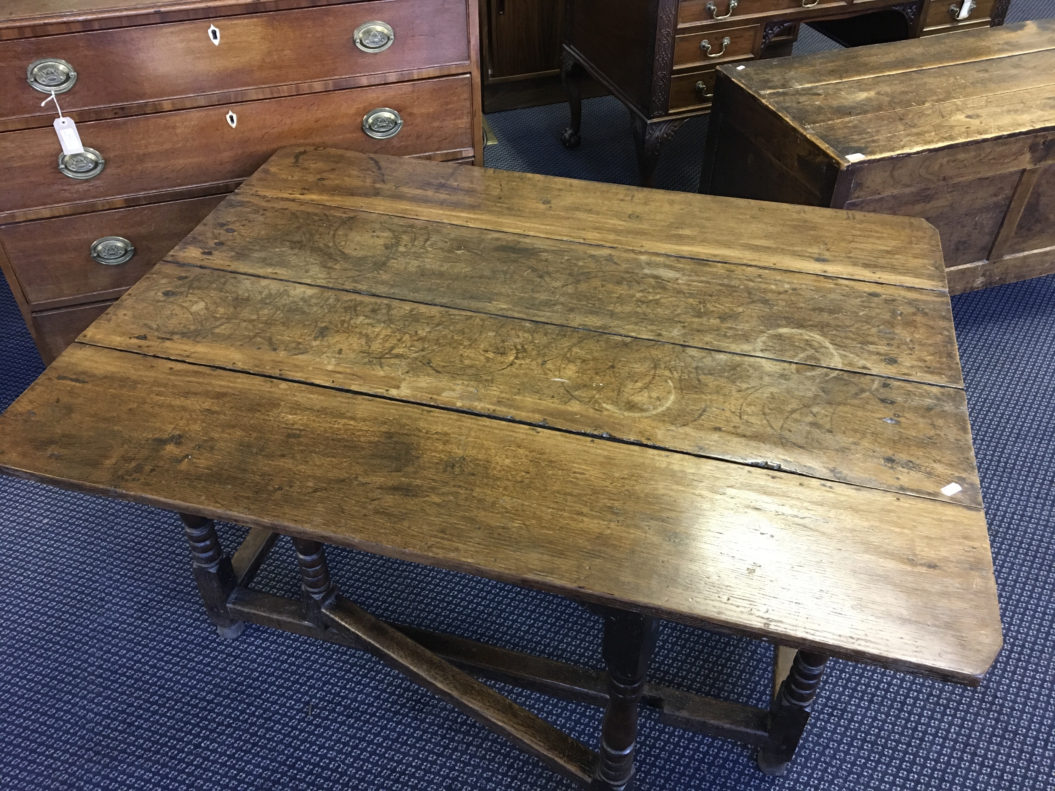 A 18th Century oak, gate legged, peg joint drop leaf table with turned columns - Image 3 of 3