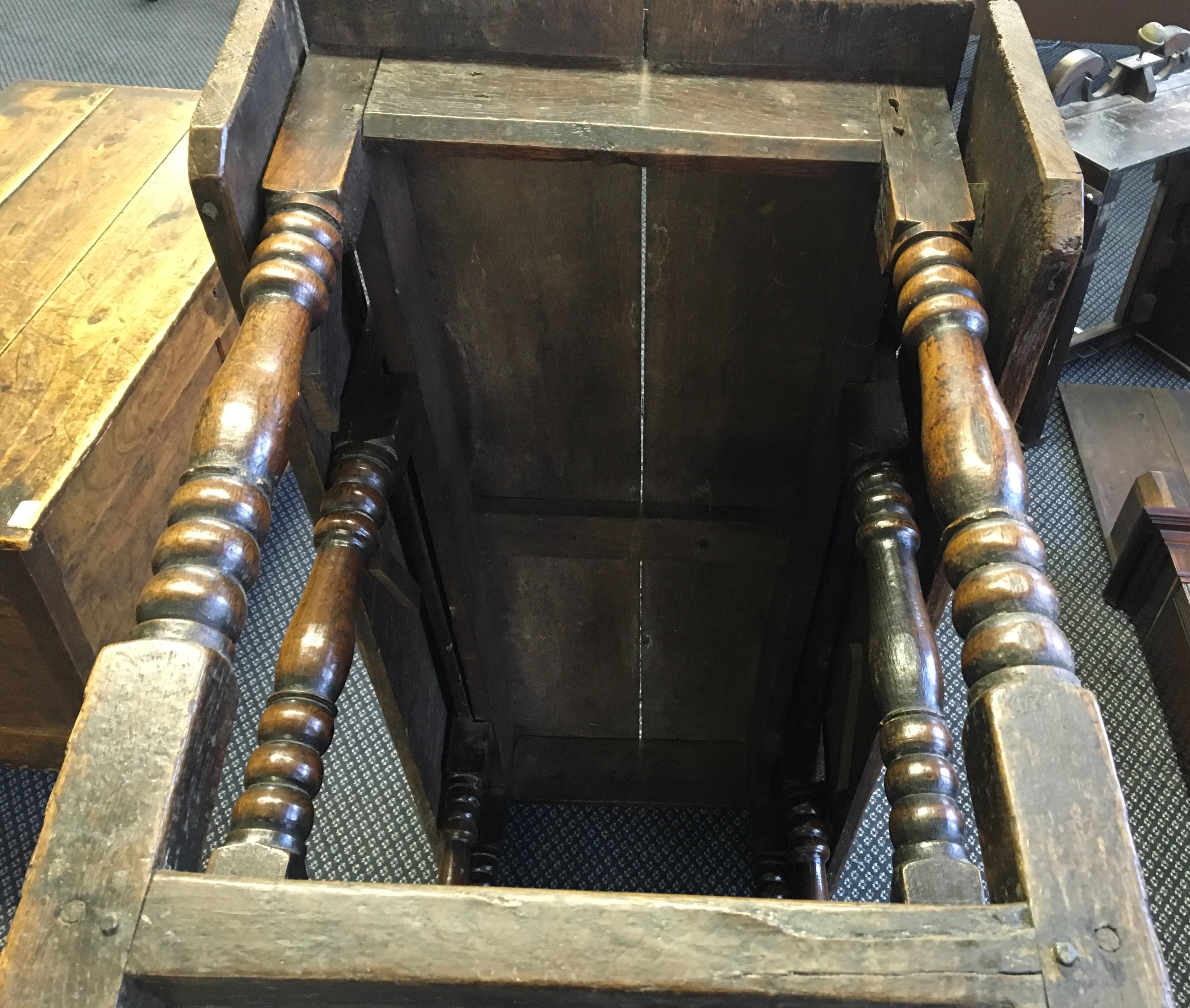 A 18th Century oak, gate legged, peg joint drop leaf table with turned columns - Image 2 of 3