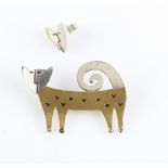 A novelty cat brooch, unmarked metal, together with a matching design single earring, stamped