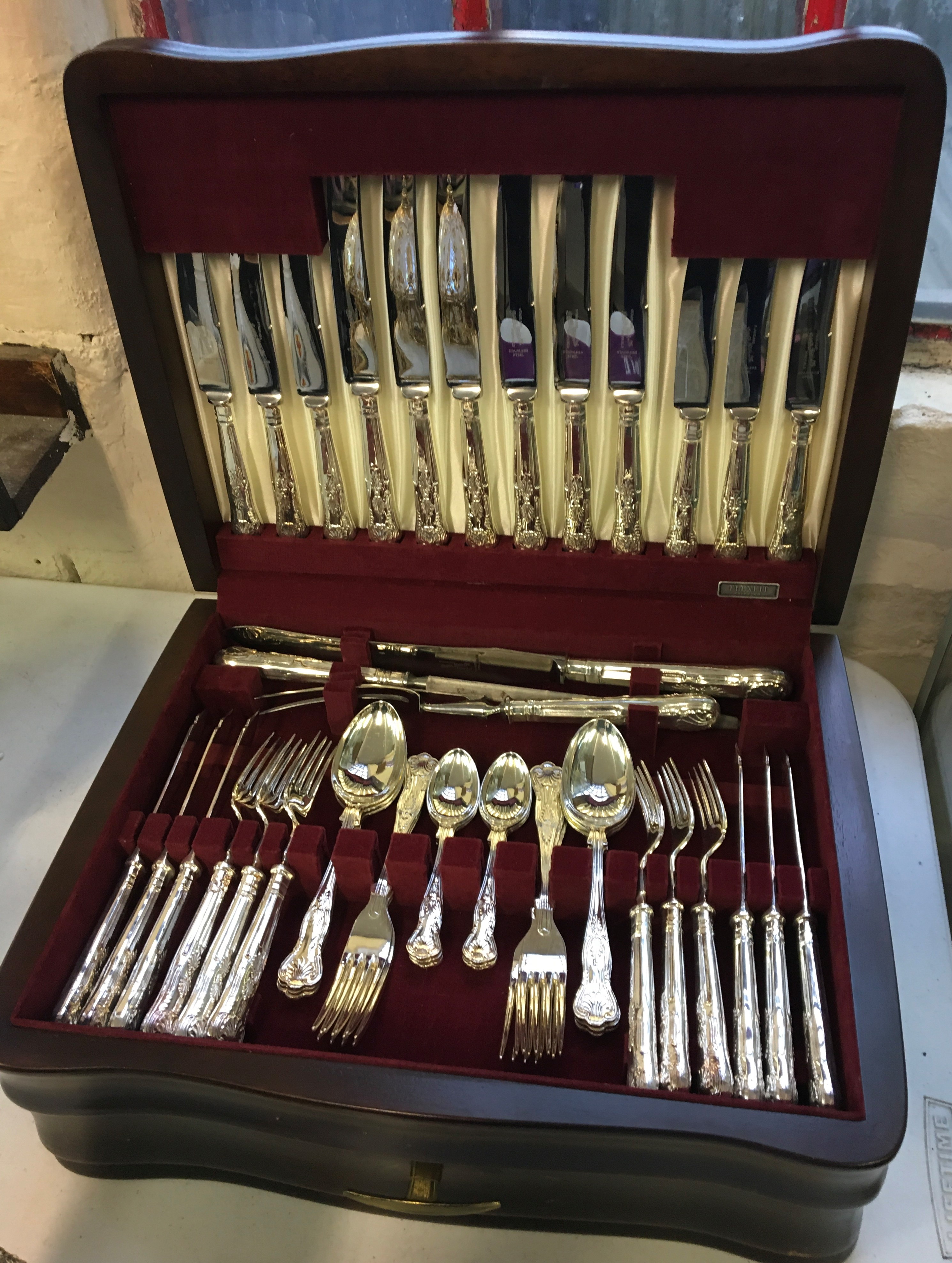 A Flexfit stainless steel cutlery set in mahogany box.