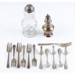 A lot to include, a silver Elkington pepperette, hallmarked Birmingham 1937, together with a set