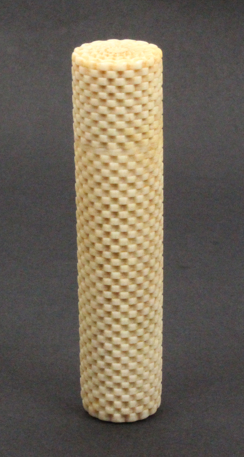 An early 19th Century ivory sewing companion the cylinder form case of stacked brick design, screw - Bild 2 aus 2