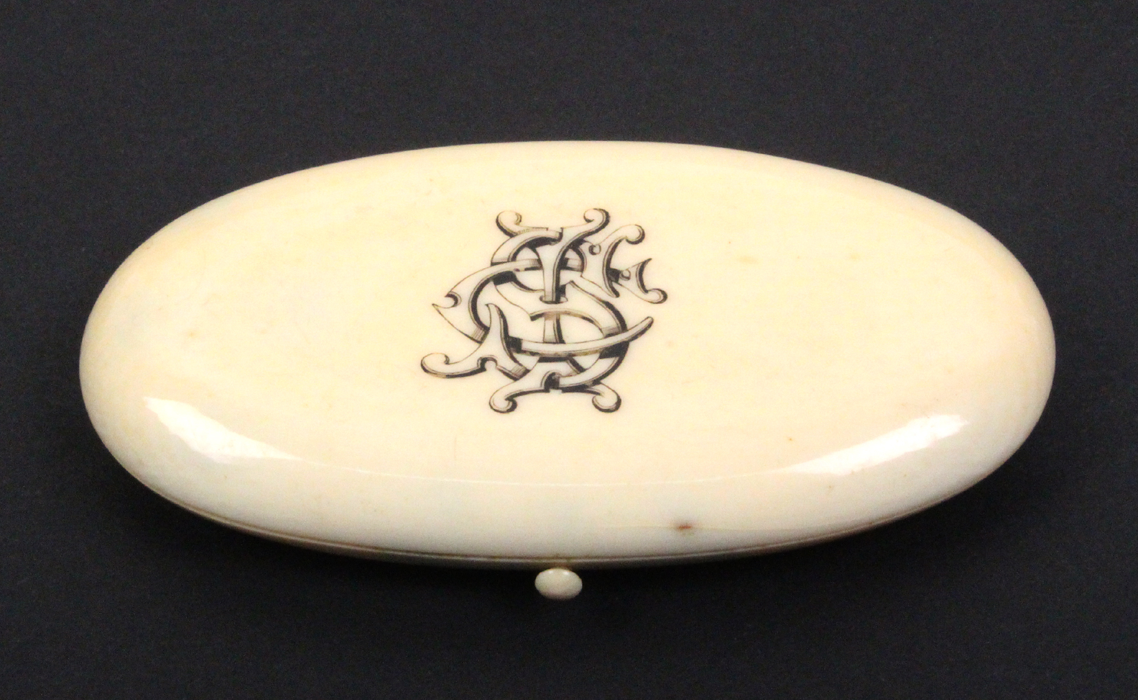 A French oval ivory etui, gilt metal fittings, circa 1890, the case with engraved monogram 'SIC', - Bild 2 aus 2