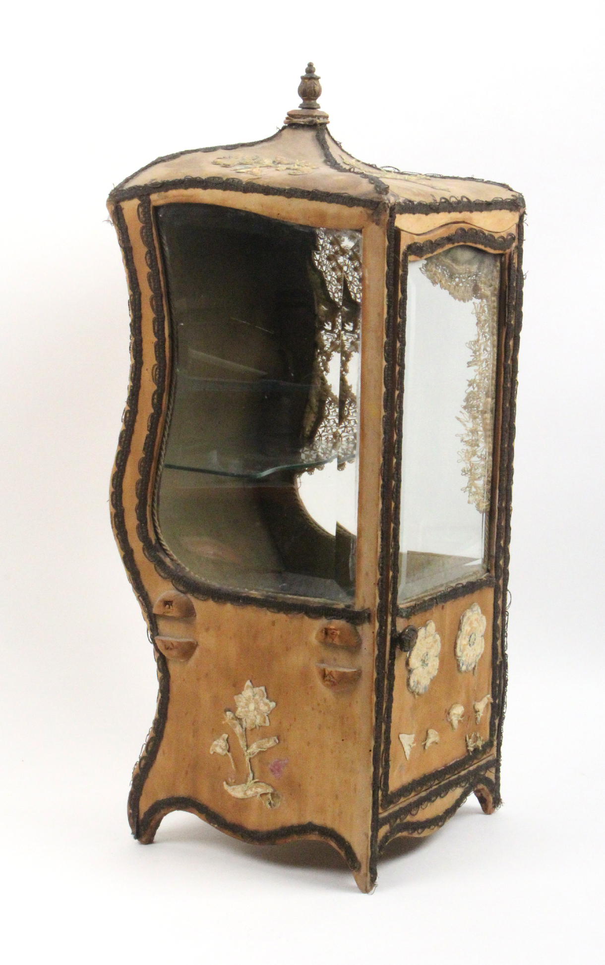 A 19th Century model of a sedan chair fitted as a display cabinet, the carcass covered in faded - Bild 2 aus 5