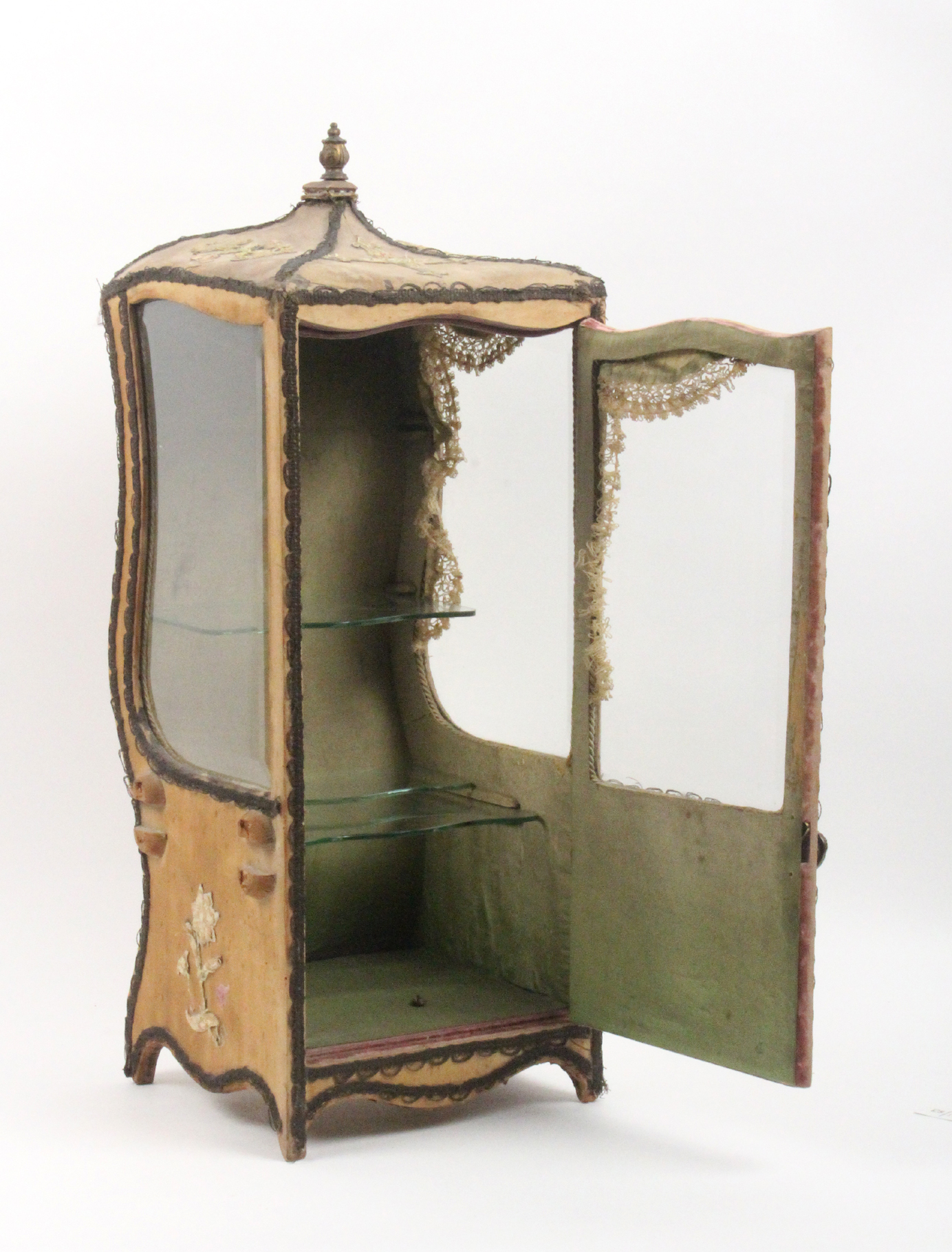 A 19th Century model of a sedan chair fitted as a display cabinet, the carcass covered in faded - Bild 3 aus 5