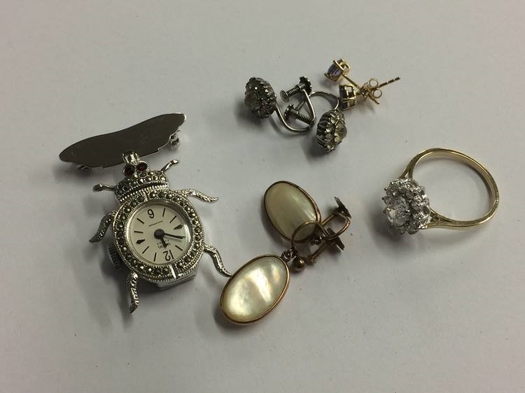 Assorted jewellery and earrings