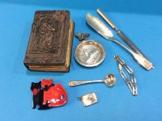 Tray of assorted including a Lea Stein brooch, assorted silver etc.