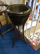 An Edwardian mahogany jardinière stand