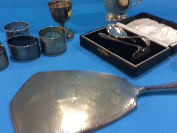 Collection of assorted silver, to include a Christening set, tankard etc. - Image 7 of 14