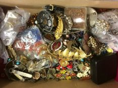 Quantity of costume jewellery