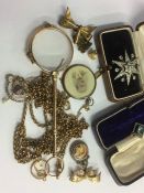 Bag of assorted, including 9ct brooch, 9ct earrings etc.