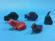 A miniature Denby frog, rabbit, duck and two fish (5)