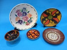 Four shallow Poole pottery dishes and a small bowl (5)