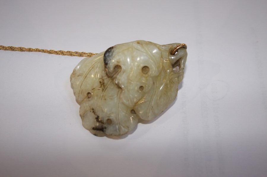 A Jade pendant, chain stamped '750' (chain 1.5gram) - Image 3 of 9