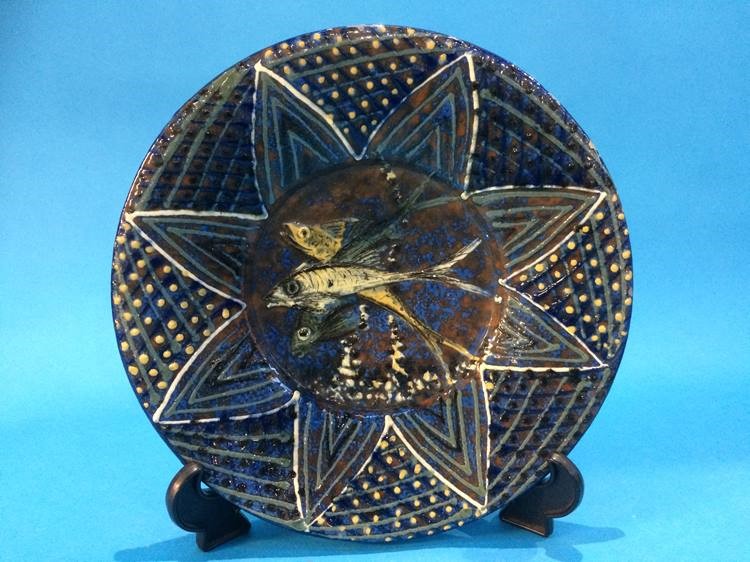 An Art and Crafts style pottery wall charger, decorated with fish, 28cm diameter - Image 2 of 5