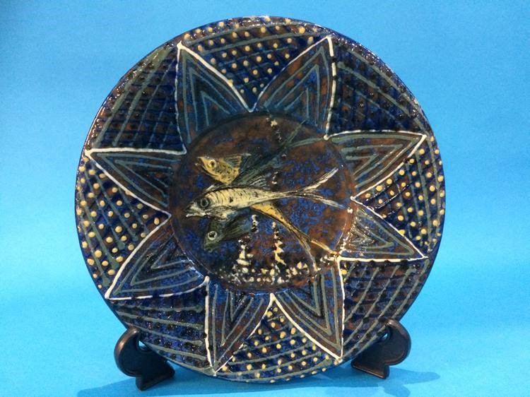 An Art and Crafts style pottery wall charger, decorated with fish, 28cm diameter - Image 3 of 5